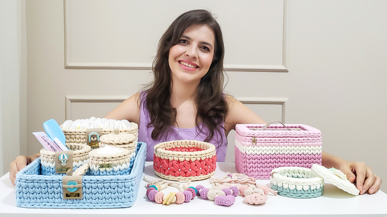 Instrutora mostrando kits de higiene de luxo em crochê colorido